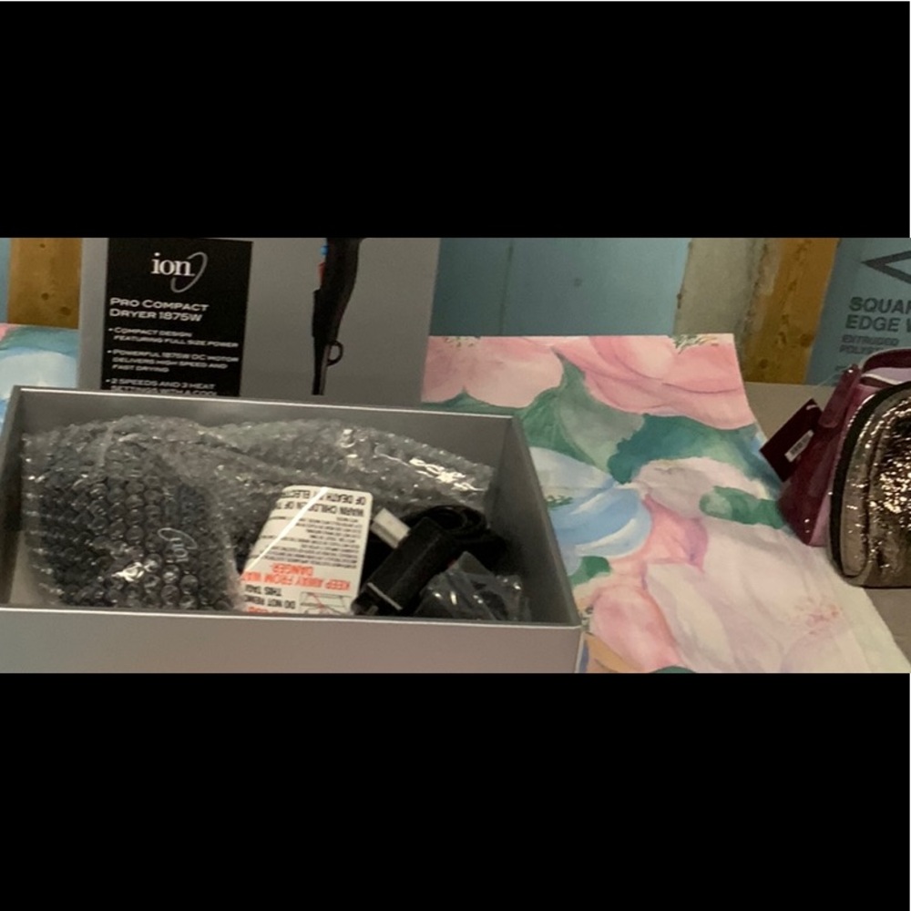 NEW IN THE BOX ION PRO COMPACT DRYER
1875 WATTS - Picture 2 of 4